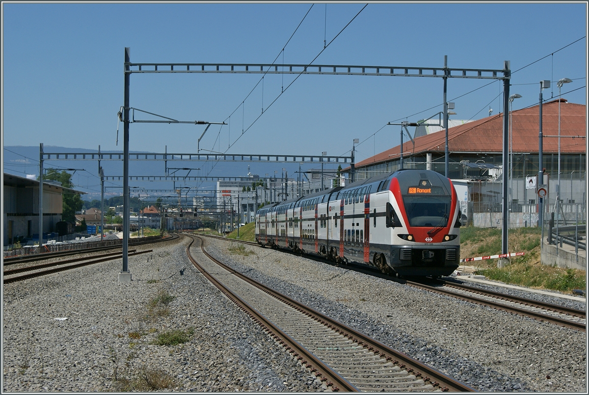 In Prilly Mallay auf dem Mittelperron stehend, hat man eine gute Sicht Richtung Renens VD und sieht links im Bild, dass das Gleis 3 von Prilly-Malley noch nicht an nun in Bau befindliche Strecke (Ausbau auf vier Gleise) angeschlosen ist.
10. Juli 2015