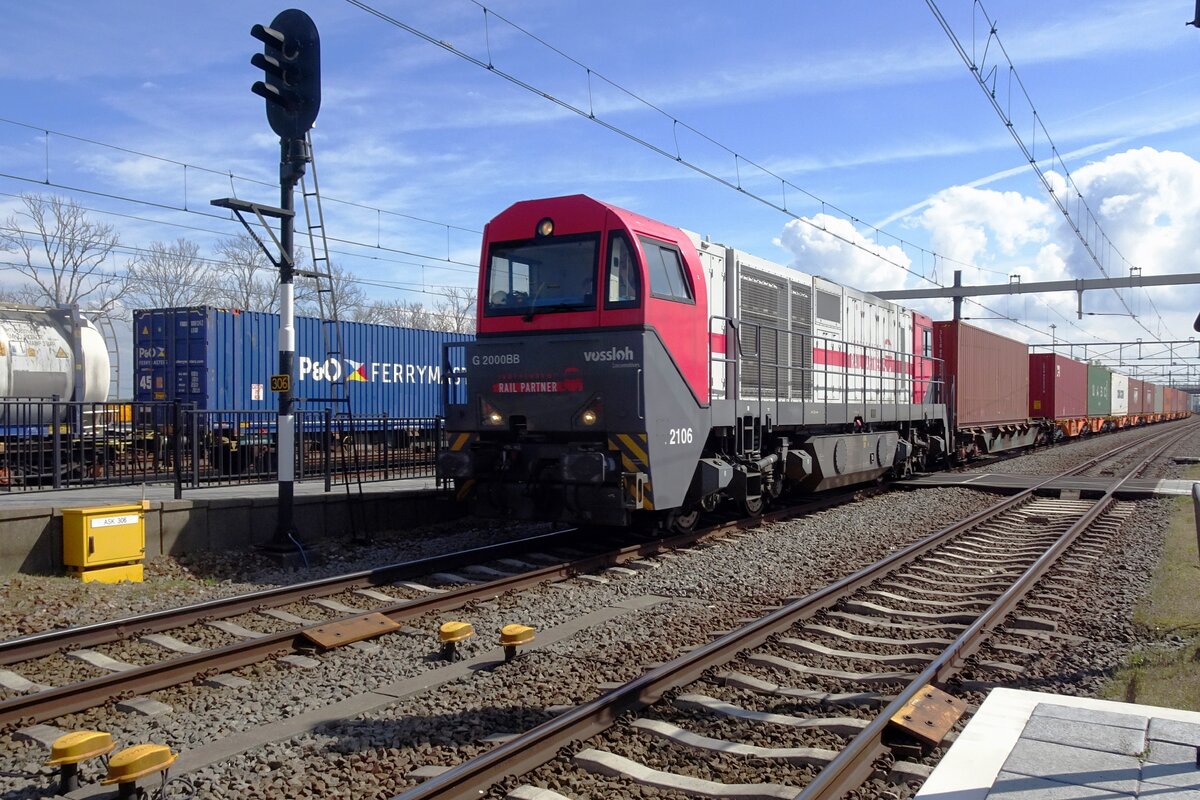 IRP 2106 durchfahrt mit ein Containerzug Lage Zwaluwe am 14 April 2022.