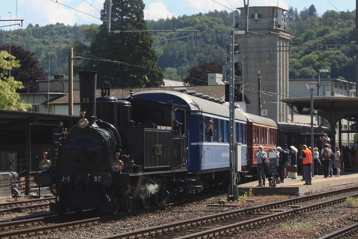 J-S 35 verlasst mit eine der manche Extrazüge am 17 Mai 2025 Burgdorf -und der Fotograf wird selbst erwischt von einige Reisenden...