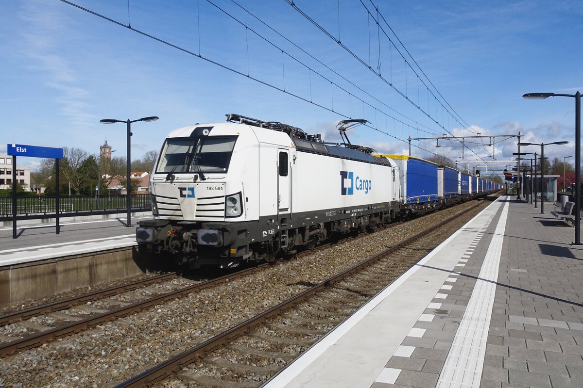 Jetzt auch in die Niederlande! CD cargo 193 584 zieht der Lovosice-KLV durch Elst am 10 April 2022.