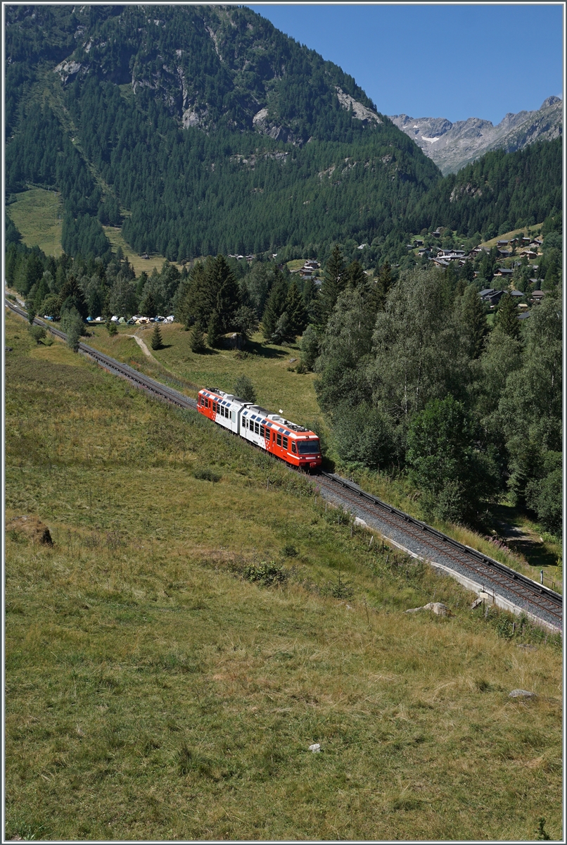 Kleine Bahn in grossartiger Landschaft: der TMR BDeh 4/8 21 ist als SNCF TER von St-Gervais nach Vallorcine unterwegs. Der Triebzug ist auf der Fahrt zwischen Le Buet und Vallorcine. 1. August 2022 