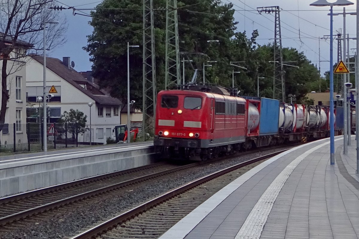 KLV mit 151 077 dnnert am 7 Juni 2019 durch Remagen.