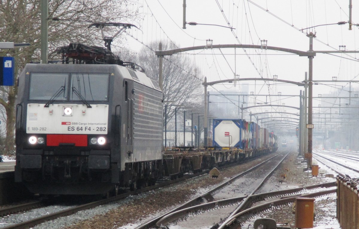 KLV mit 189 282 wartet in Tilburg-Universiteit auf die Weiterfahrt  am 24 Jnner 2019. Etwa 200m vor dieser KLV stand ein IC-Zug mit ein technischer Strung.