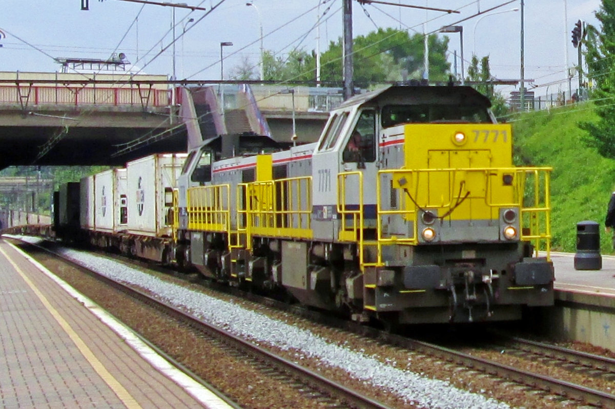 KLV mit 7771 dönnert am 30 Mai 2013 durch Antwerpen-Zuid.