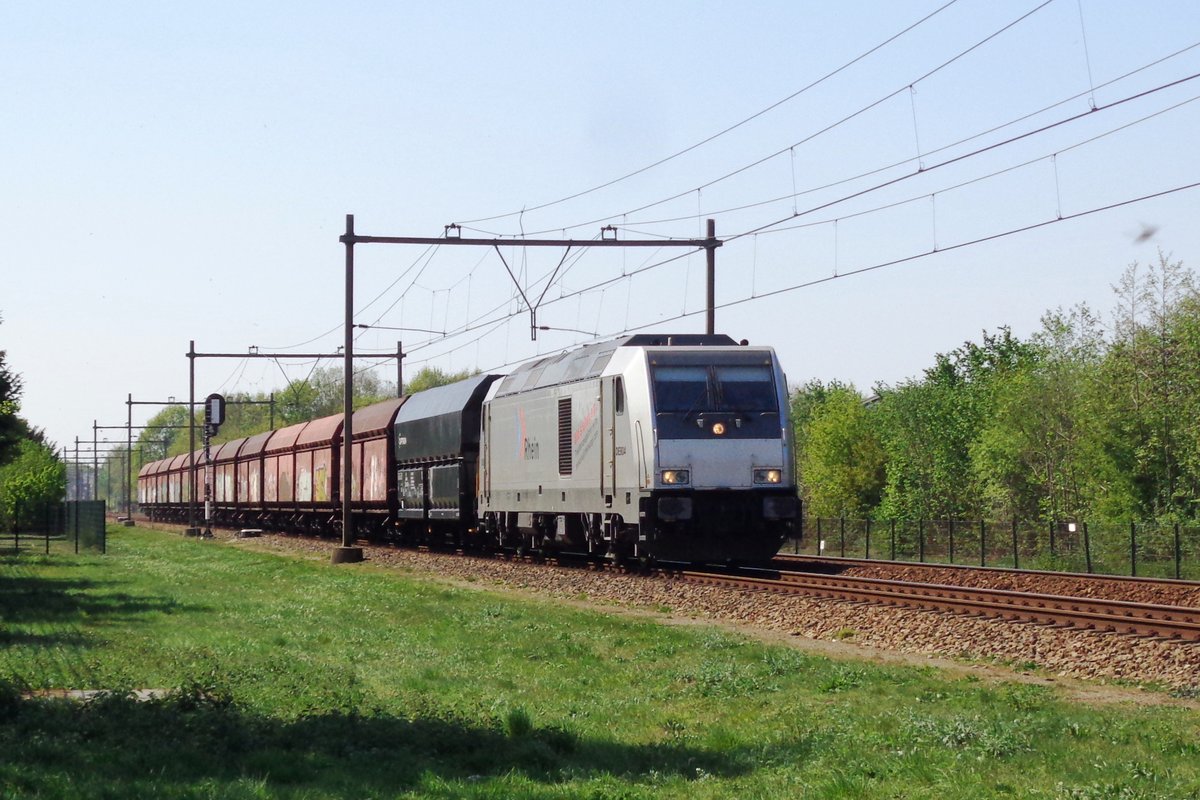 Kohlezug mit RheinCargo DE 804 passiert Alverna am 20 April 2019.