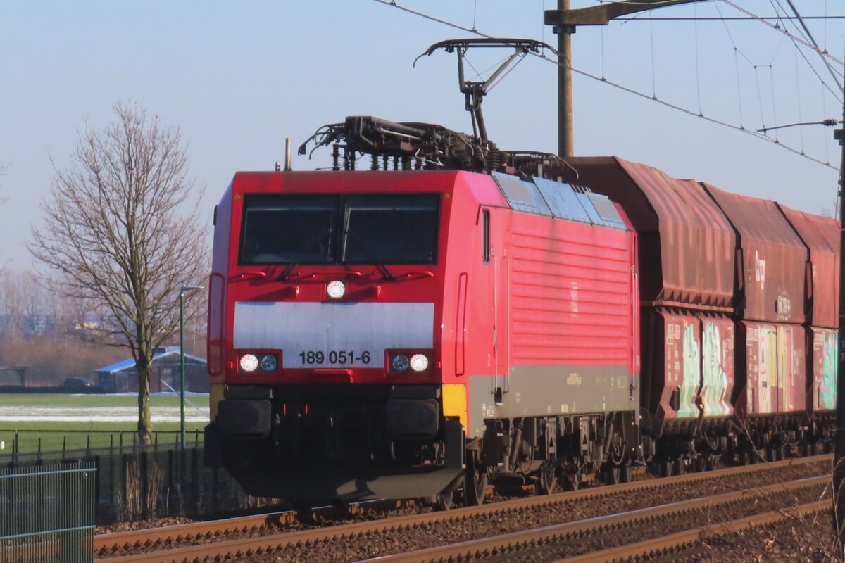 Kohlezug nach Amsterdam-Westhaven mit 189 051 passiert am 19 Januar 2024 Hulten.