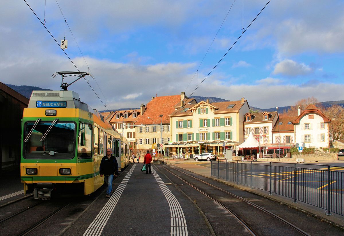 Komposition 504 mit Steuerwagen 554 im Städtchen Boudry. 23.Januar 2018 