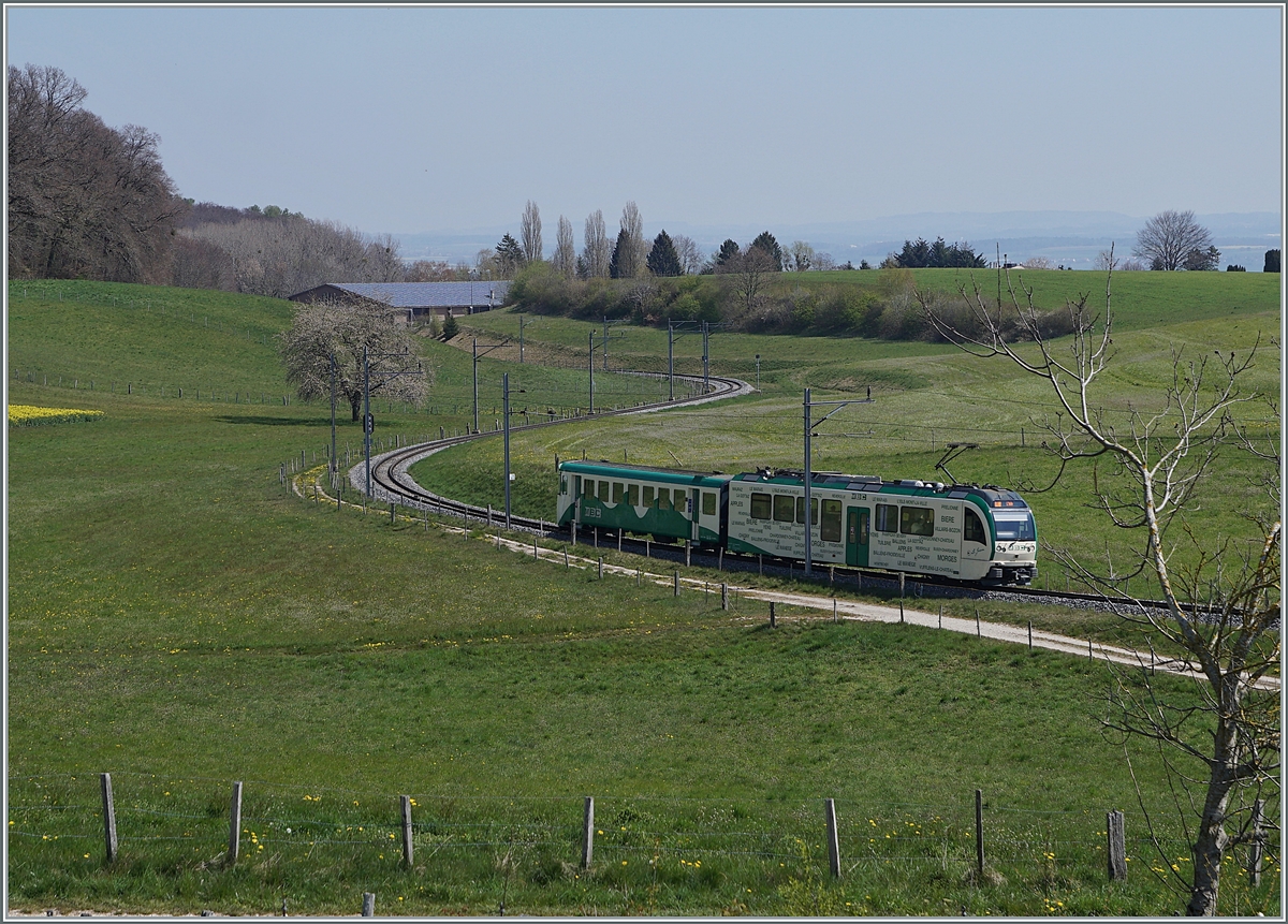 Kurz nach Apples ist ein BAM Regionalzug auf dem Weg nach L'Isle. 

20. April 2021