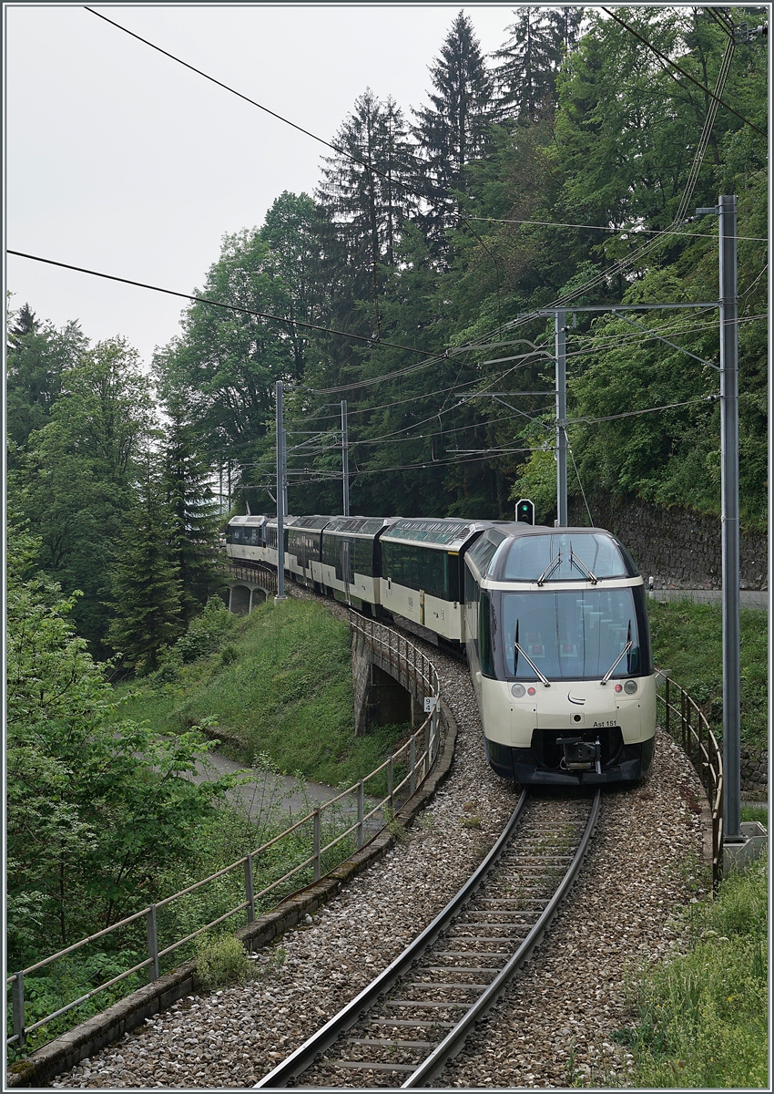 Kurz nach Les Avants ist dieser MOB Zug auf der Fahrt nach Montreux.
 
16. Mai 2021