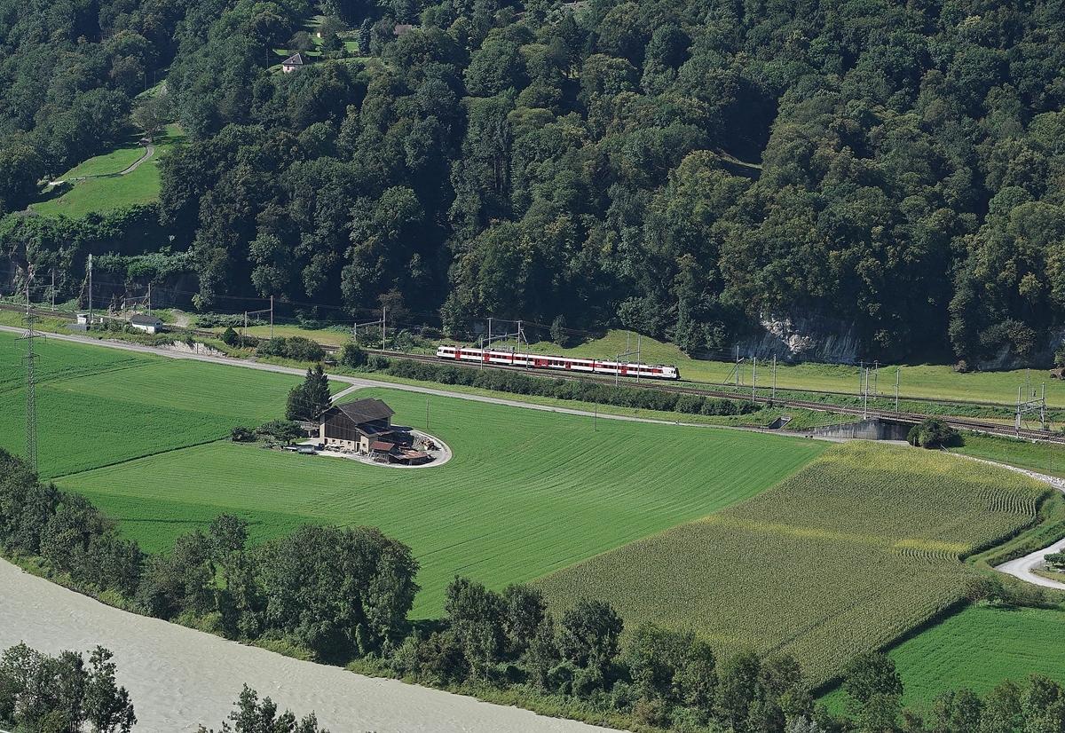 Kurz nach St-Maurice verzweigen sich die Strecken nach Lausanne und St-Gingolph. 
Auf dem Bild zweigt gerade ein Walliser Domino von der Hauptstrecke ab um Richtung Monthey zu fahren. 
26 August 2016