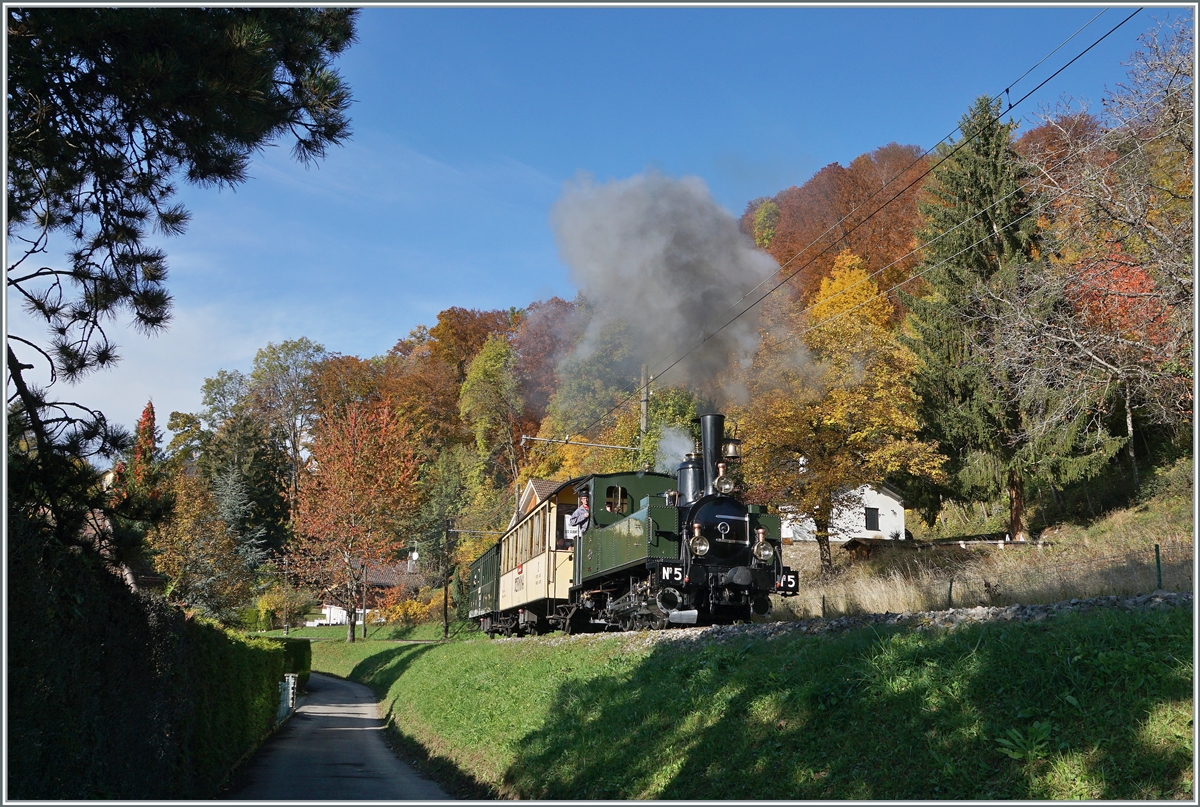  LA DER 2020 du Blonay-Chamby  / Saison Abschluss der Blonay-Chamby Bahn: Mit einem verstärkten Fahrplan und viel Dampf wird vor dem  Winterschlaf  (bzw. Arbeit im Dépôt Chaulin) nochmals viel Betrieb gemacht. Obwohl mitten im Bild, hebt sich die grösstenteils grüne LEB G 3/3 N° 5 (Baujahr 1890) mit dem berninabahngelben RhB As2 N° 2 (Baujahr 1901) und dem tannengrünen RhB Abteilwagen AB2 N° 121 (Baujahr 1903) farblich kaum vom bunten Herbsthintergrund ab. Der Dampfzug ist auf der Fahrt von Blonay nach Chaulin und konnte zwischen Blonay und Chantemerle fotogarfiert werden. 

25. Okt. 2020