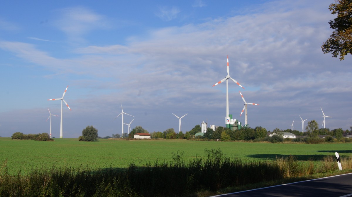 Landschaften der Uckermark, der Toskana des Nordens, hier zwischen Warnitz und Prenzlau, mit Windkraftanlagen. Aufgenommen Anfang September 2013.