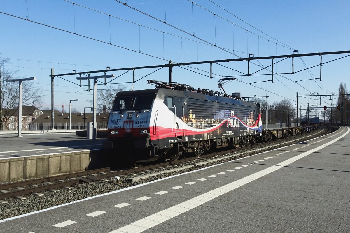Leer sind die erste Wagen von dieser von RFO 189 213 gezogener KLV bei durchfahren von Blerick am 4 März 2022.