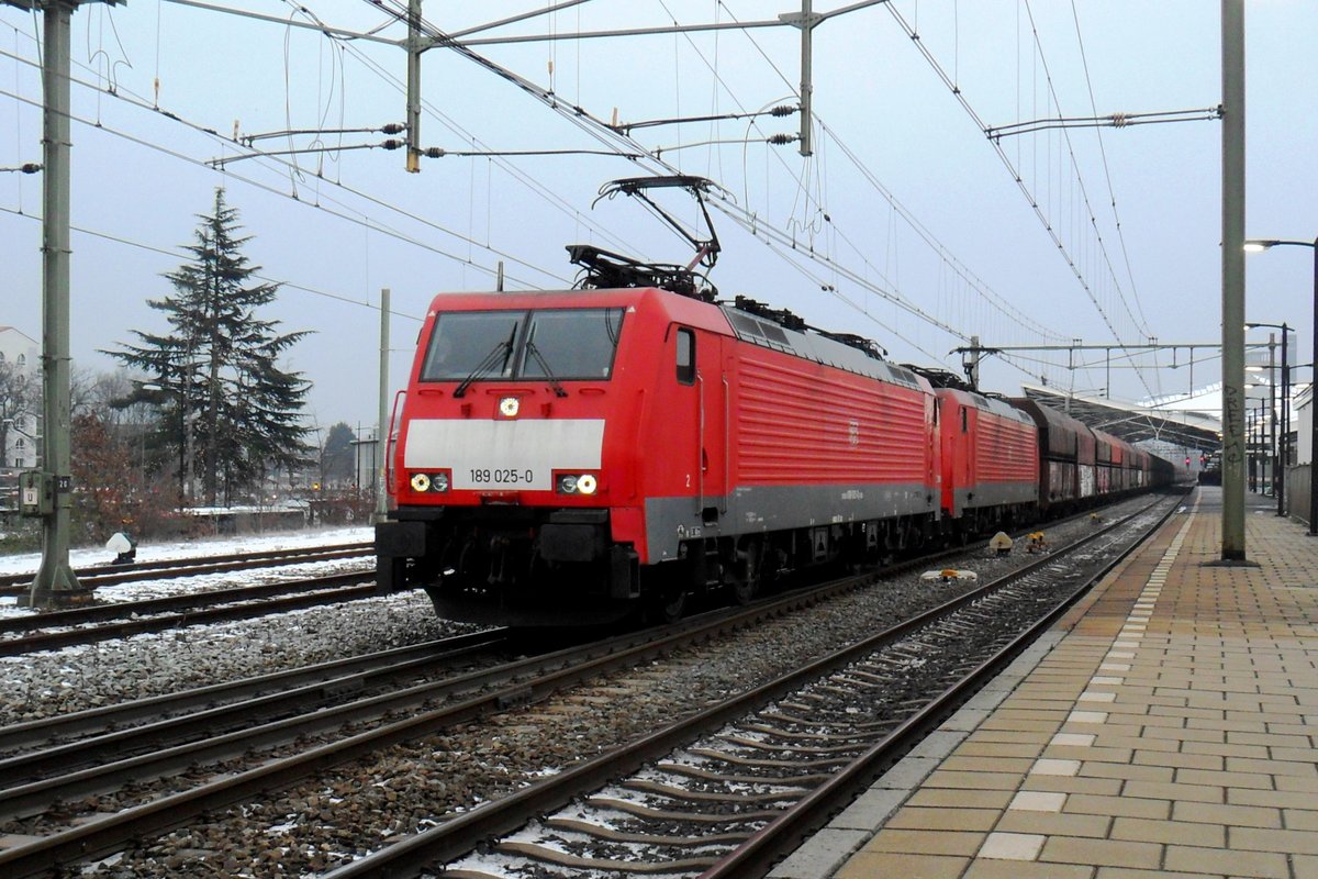 Leerkophlezug mit 189 025 verlässt Tilburg am 24 Januar 2019.