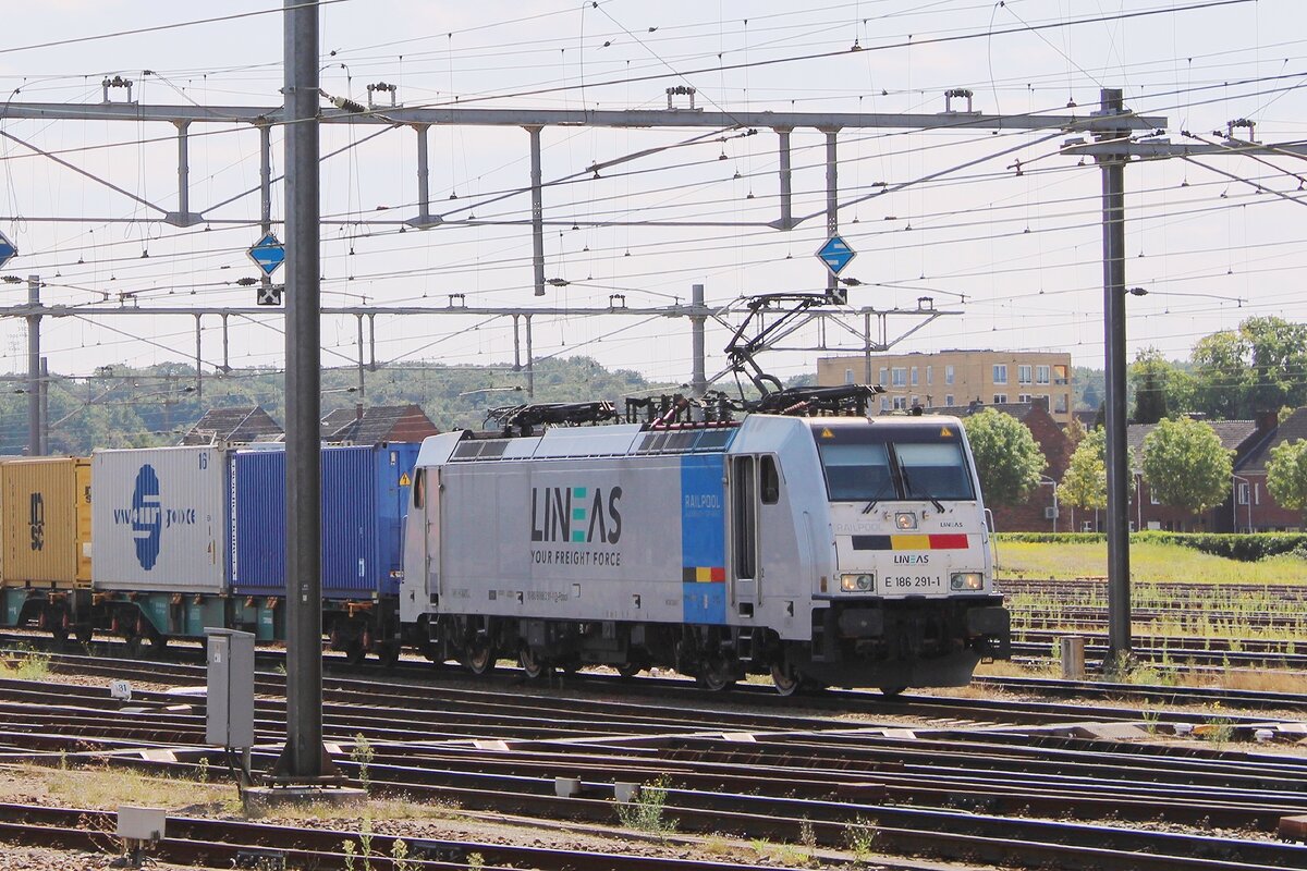 Leider ins Gegenlicht: am 21 Augustus 2023 steht Lineas 186 291 in Venlo abfahrtbereit.