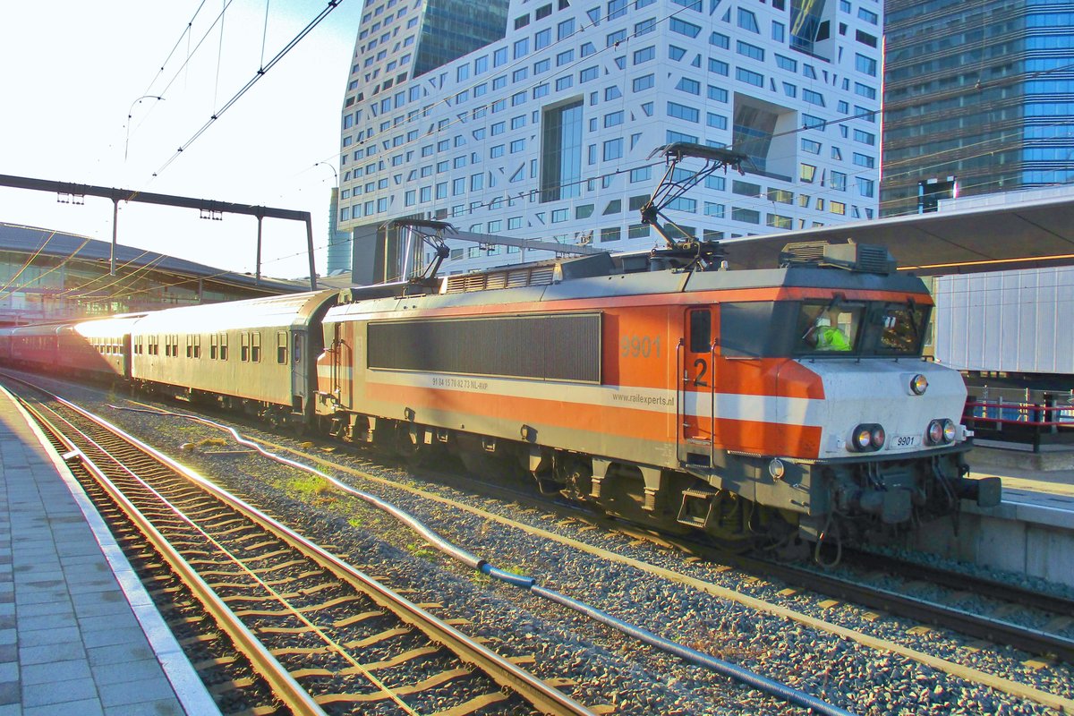 Leider ins Gegenlicht steht ex-LOCON 9901 in Utrecht Centraal am 8 Jänner 2018.