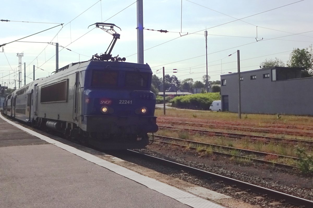Leider ins Gegenlicht treft am 23 Mai 2019 SNCF 22241 in Aulnoye-Aymeries ein.