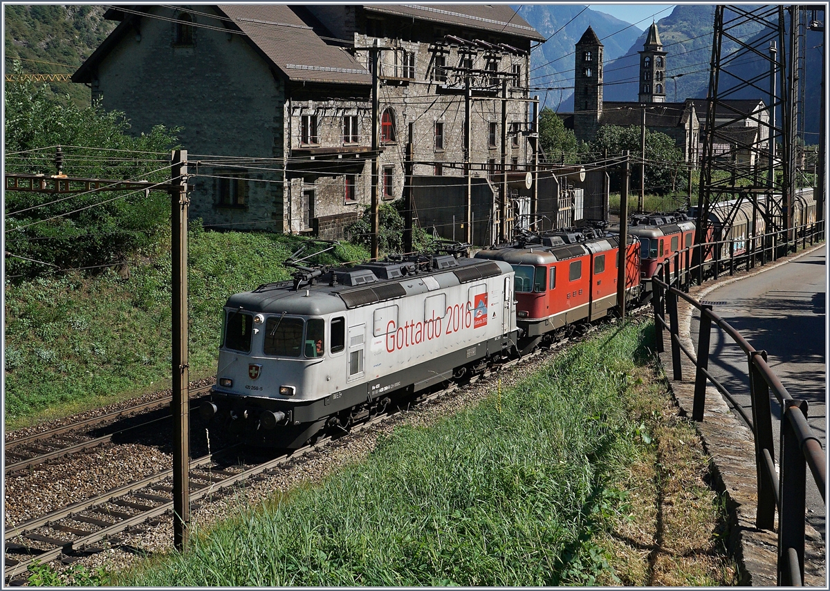 Licht und Standpunkt waren nicht ideal, das Motiv, die Gotthard-Re 4/4 II 420 268-5 jedoch wert genug, trotzdem abzudrücken. Im Hintergrund, rechts im Bild, sind die beiden Kirche San Nicola und San Michele zu sehen.

Giornico, den 7. Sept. 2016