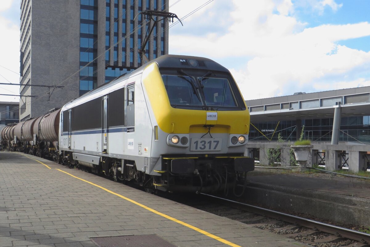 Lineas 1317 zieht ein Kesselwagenzug durch Gent am 5 Mai 2023.