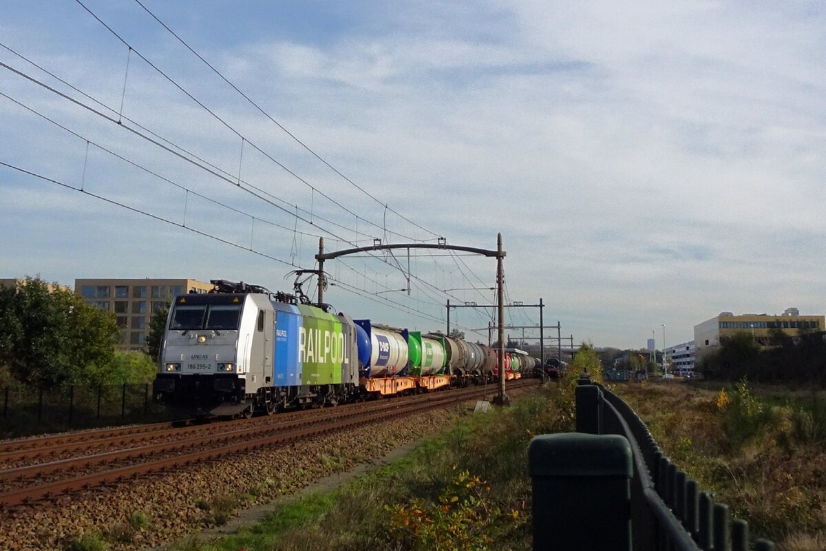 Lineas 186 295 zieht ein BASF-KLV durch Tilburg-Reeshof am 11 November 2022.