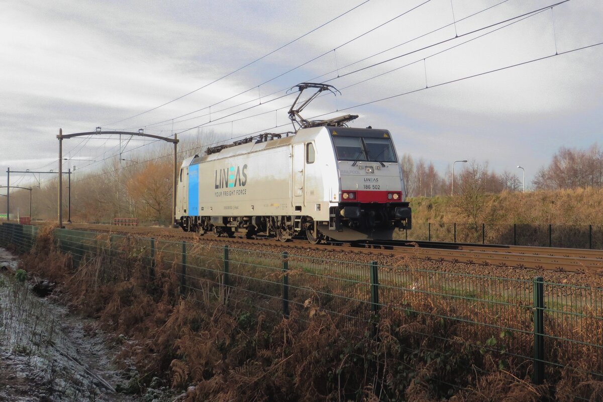 Lineas 186 502 durchfahrt solo Tilburg-Reeshof am 22 Dezember 2021.