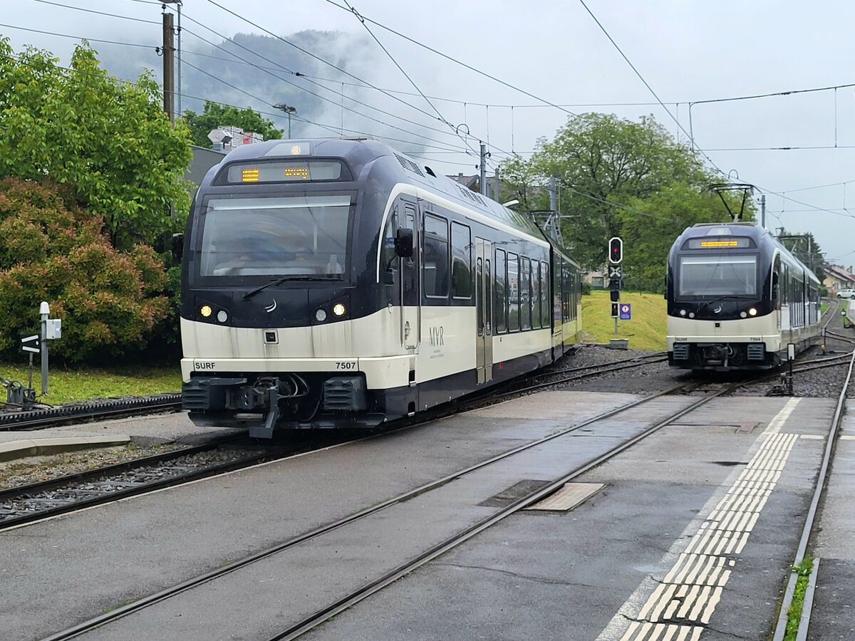 Links im Bild erreicht der CEV MVR ABeh 2/6 7507 Blonay .Der Zug ist von Les Pleiades nach Vevey als R35 unterwegs. Rechts im Bild wartet der ABeh  2//6 7504  VEVEY  auf einen neuen Einsatz im Viertelstundentakt.
30. MAI 2024