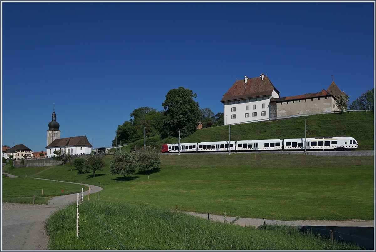 Links im Hintergrund die Kirche von Vaulruz, im oberen Bildteil das Schloss und mitten drin ein TPF RBDe 527 auf dem Weg nach Bulle. 19. Mai 2020 