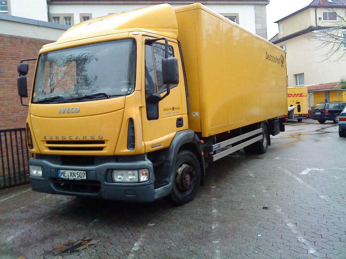 LKW IVECO Eurocargo der Deutschen Post beim Beladen am Rande des Postgelndes in Bad Drkheim am 07.11.2013
