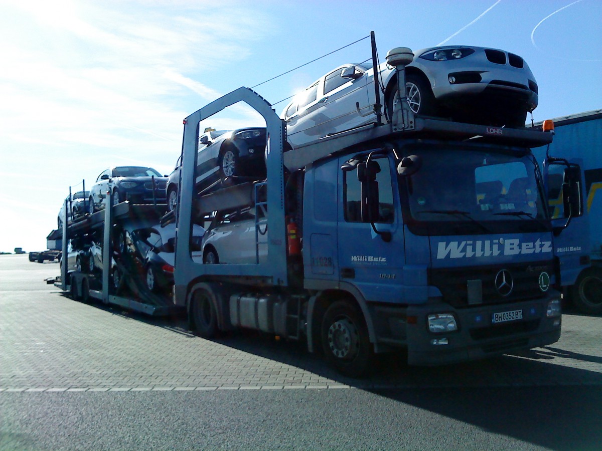 LKW Mercedes-Benz Actros 1844 Autotransporter der Spedition Willi Betz beladen mit fabrikneuen BMW Modellen gesehen auf dem Autohof in Grnstadt am 20.03.2014