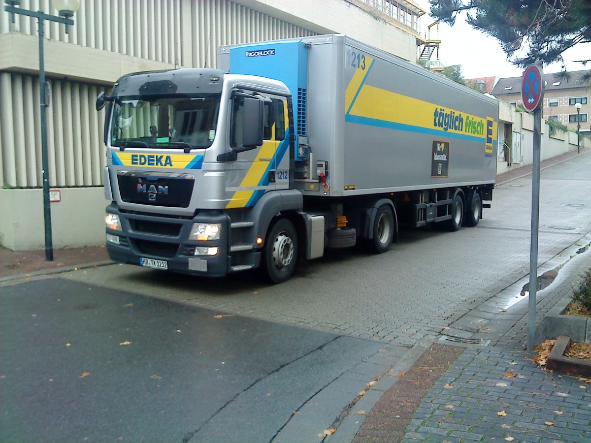 LKW SZM MAN XF mit Khlkofferauflieger der Firma EDEKA bei der Warenanlieferung in Bad Drkheim am 24.10.2013