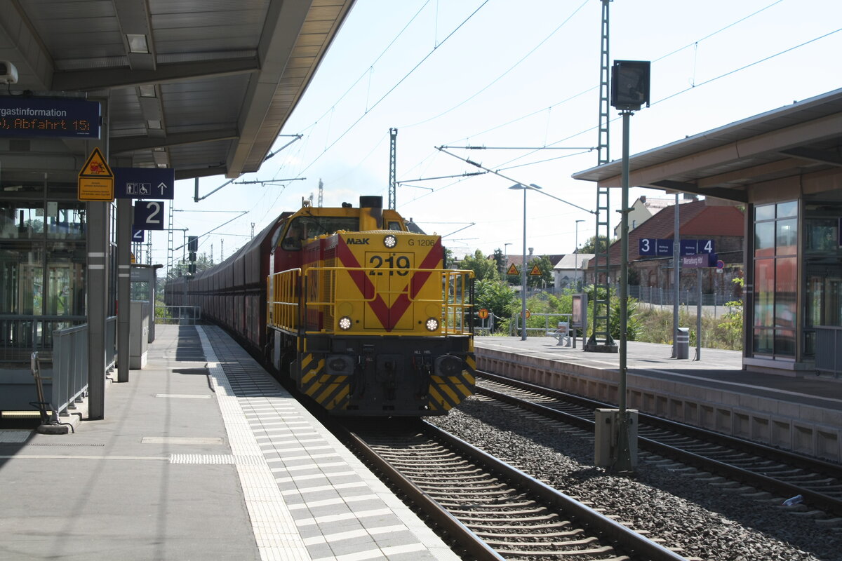 Lok 219 der MEG mit einem Gterzug bei der Durchfahrt im Bahnhof Merseburg Hbf am 14.8.21