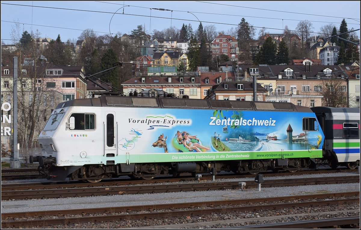 Lok 91 der SOB weist sich in kaum lesbarer Minischrift als 91 85 4 456 091-8 aus. Hier fingen die beiden frühen Vögel des Fotografentreffens den Wurm ... wunderbar im Morgenlicht, das überraschend gnädig war. St.Gallen, März 2018.