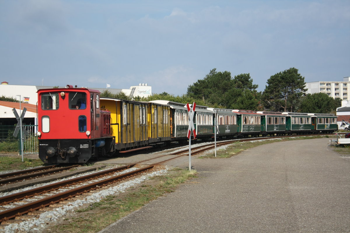 Lok Emden auf Rangierfahrt zum Inselbahnhof Borkum am 29.8.19
