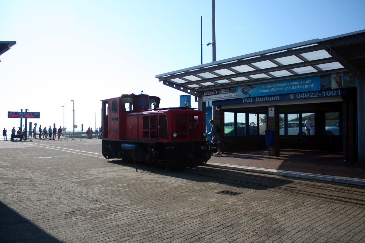 Lok Emden beim Kopfmachen im Fhrhafenbahnhof Borkum Reede am 25.8.19