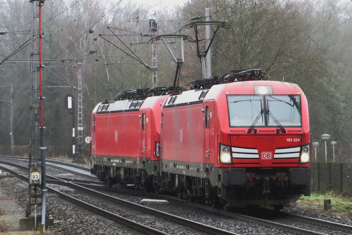 Lokzug mit 193 324 an der Spitze treft am 17.Dezember 2021 aus Deutschland kommend beim Bahnübergang von Venlo-Vierpaardjes in die Niederlände ein.