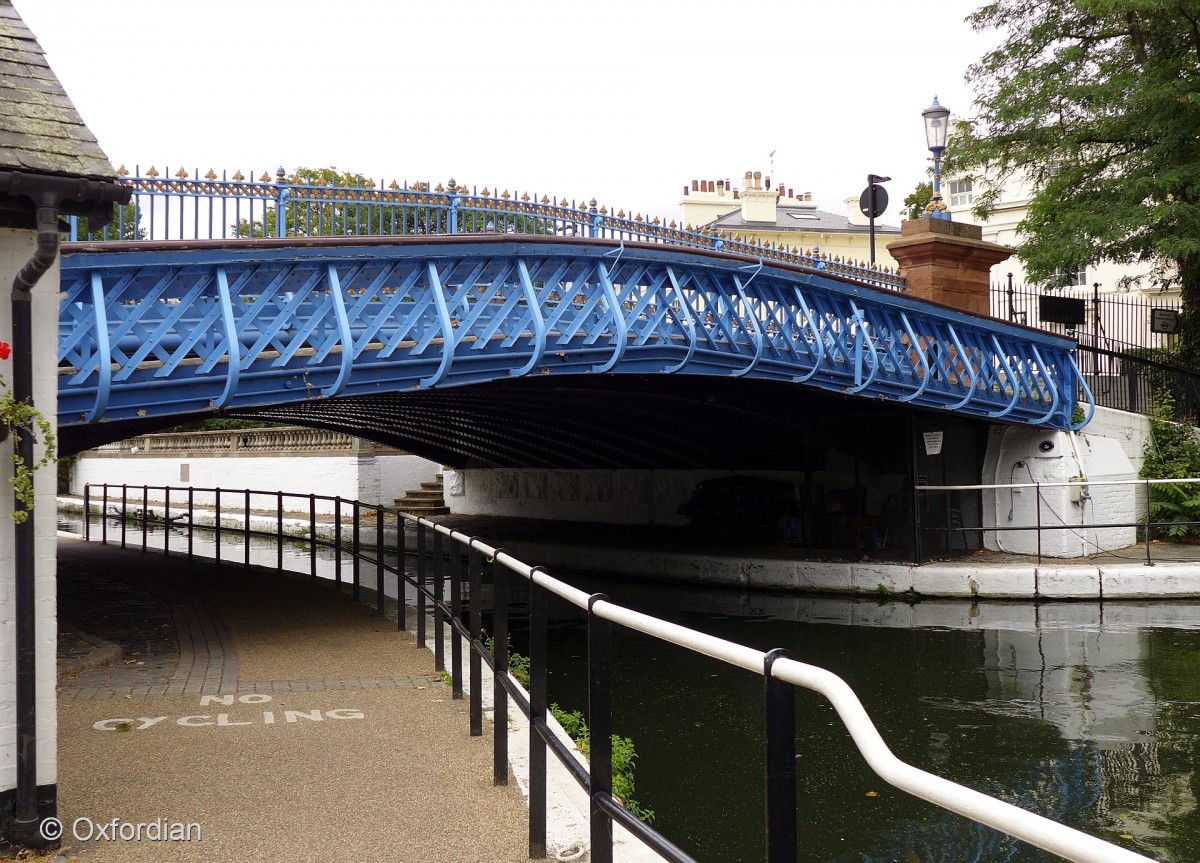 London, blaue Brücke in Little Venice.