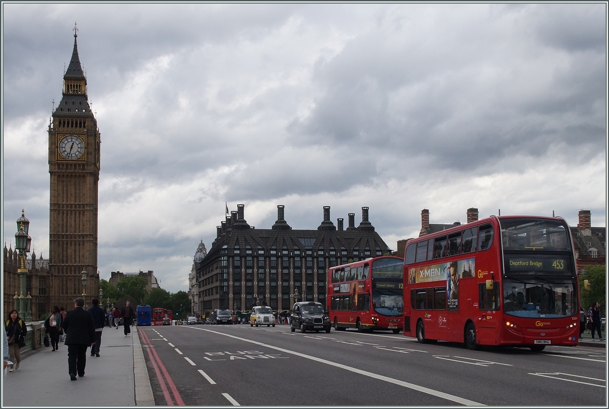 Londoner Doppelstockbusse auf der Westminster Brücke in London vor dem Hintergrund des Big Ben. 

22. Mai 2014