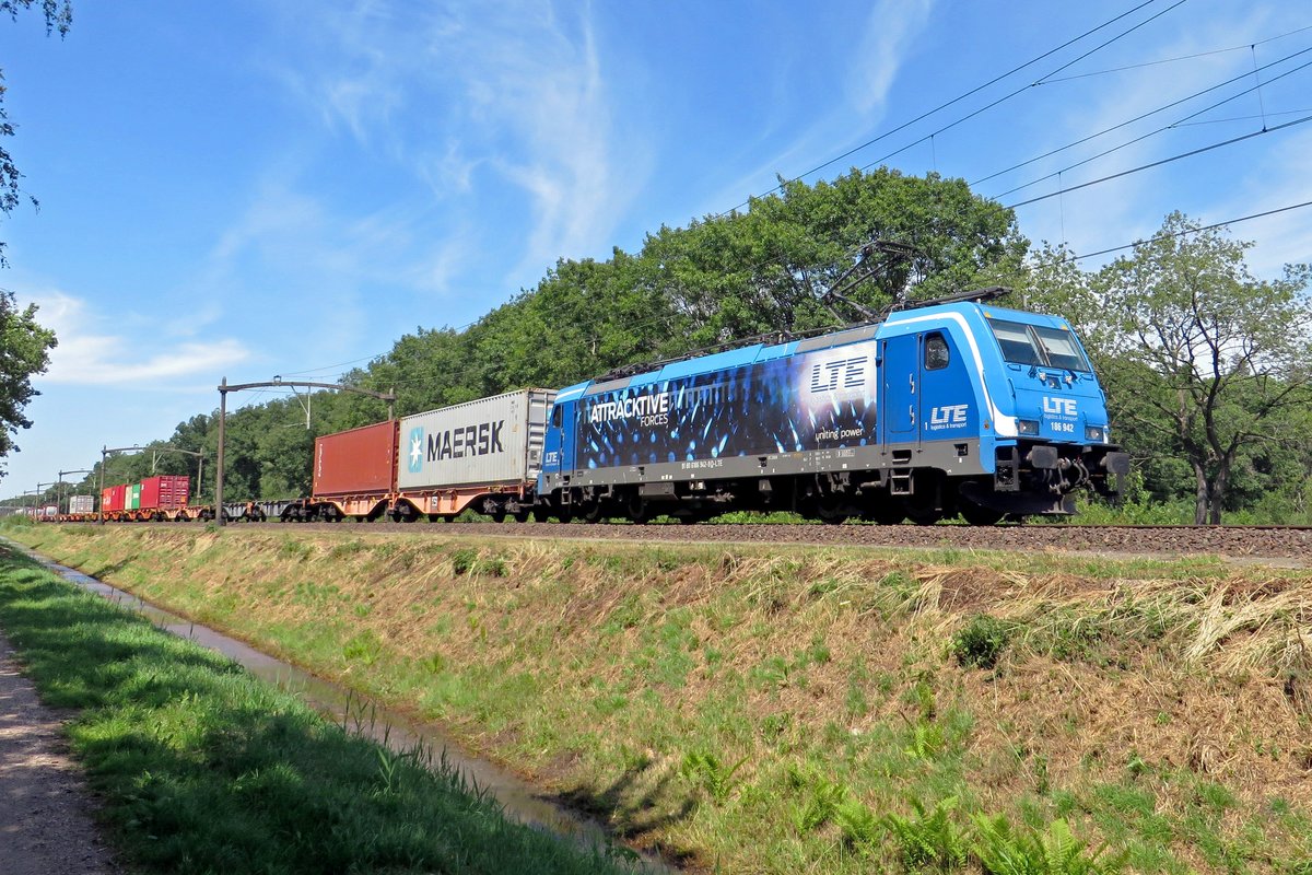 LTE 186 942 schleppt ein KLV durch Tilburg Oude Warande am 24 Juni 2020.