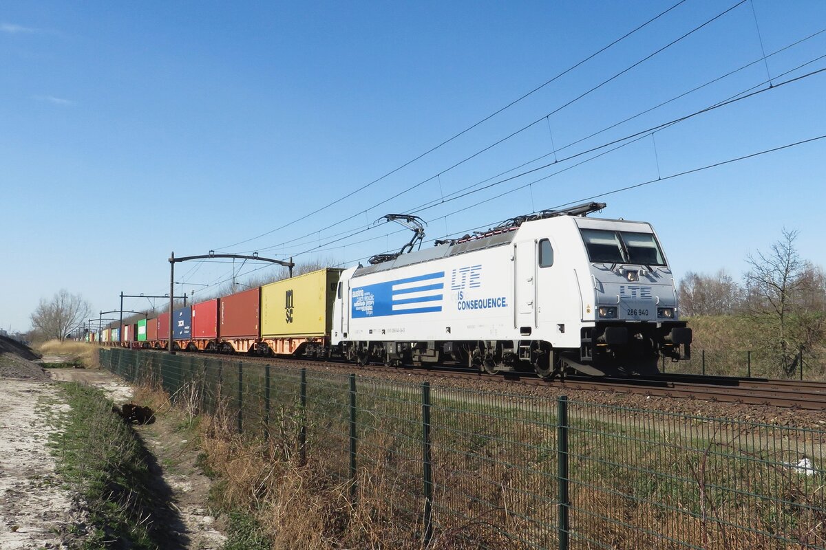 LTE 286 940 zieht der Mannheim/Wrth-KLV Pendelzug durch Tilburg-Reeshof am 18 Mrz 2022.