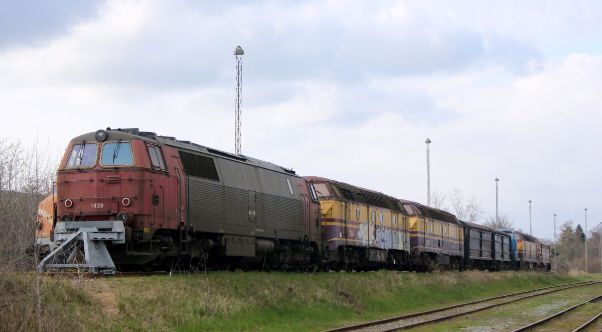 Man hofft ja immer noch das dies keine  Schrott-Lok-Reihe  ist....NEG MZ 1439, CFL 1816 1820 zwei G�terwagen dann ne alte Henschel Lok(MH 440) dann CFL 1818 und die SRS/NEG MY 1148