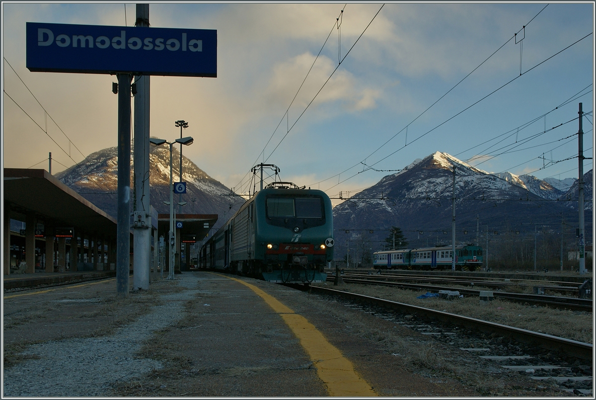 Manchmal ist man früher an der Fotostelle als die Sonne - so auch an diesem 24. Jan. 2014 in Domodossla, so dass diese FS E 464 340 noch im morgendlichen Schatten stand.