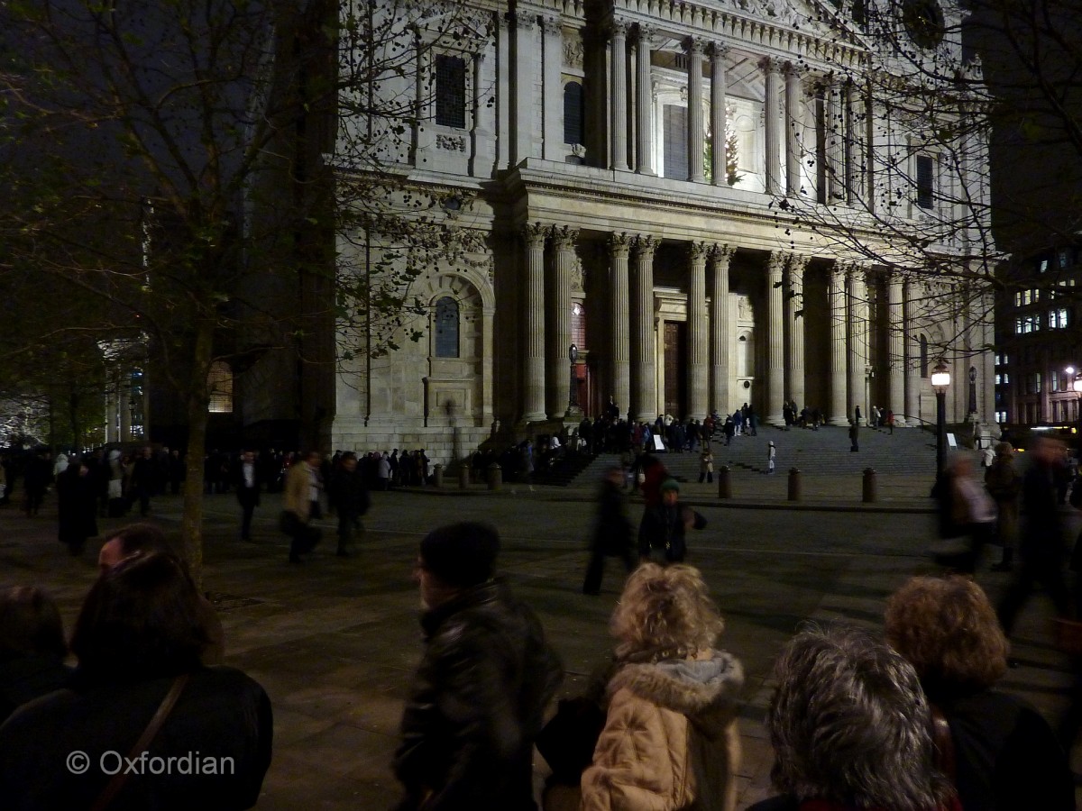 Menschenschlange vor der St Paul's Cathedral (London) zum Weihnachtskonzert.
