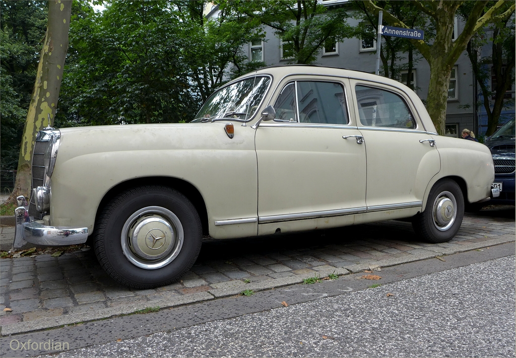 Mercedes Benz 190W 120, gebaut zwischen 1953 und 1962, gesehen in Annenstraße, Hamburg.
