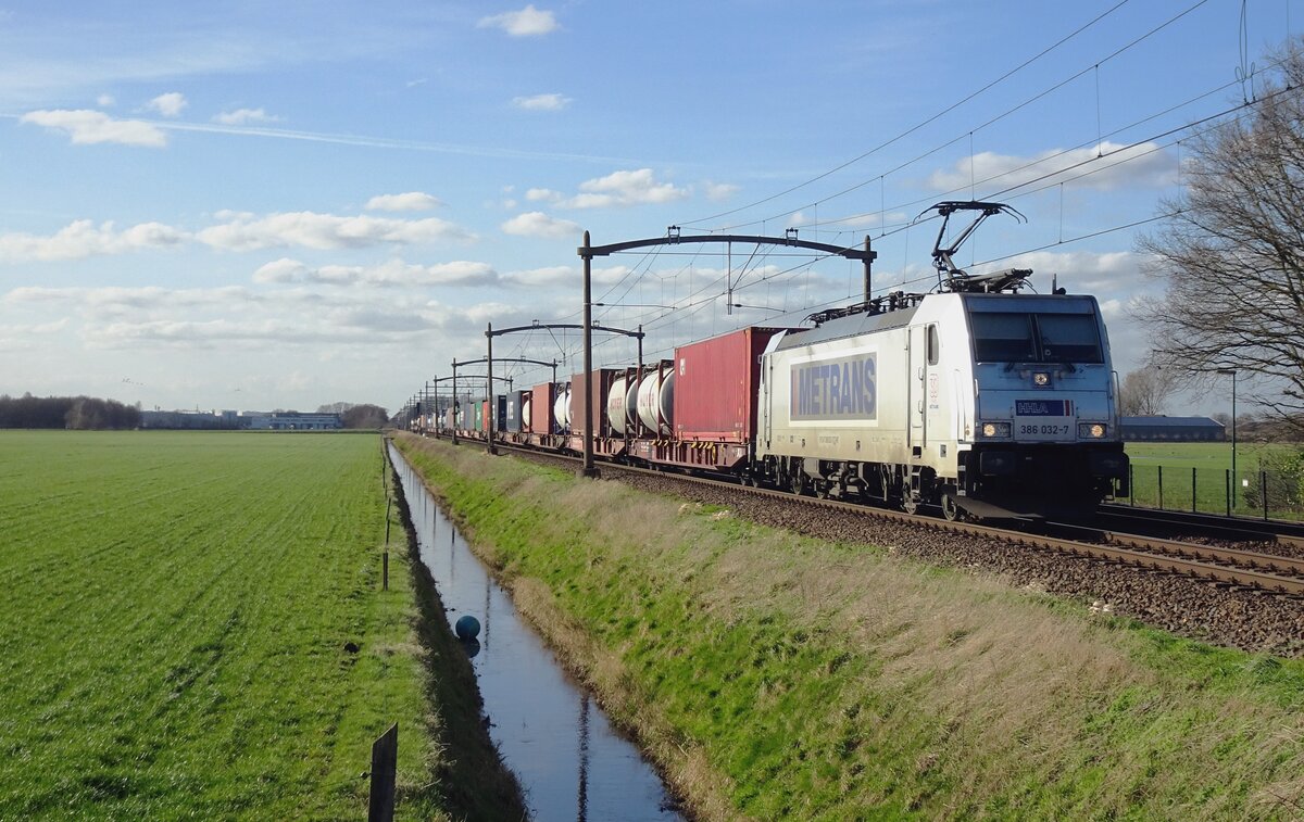 Metrans 386 032 wurde samt deren Praha-KLV am 23 Februari 2022 ber Hulten -wo sie fotografiert worden ist- umgeleitet wegen Bauarbeiten an der deutsche Strecke Emmerich<=>Oberhausen.
