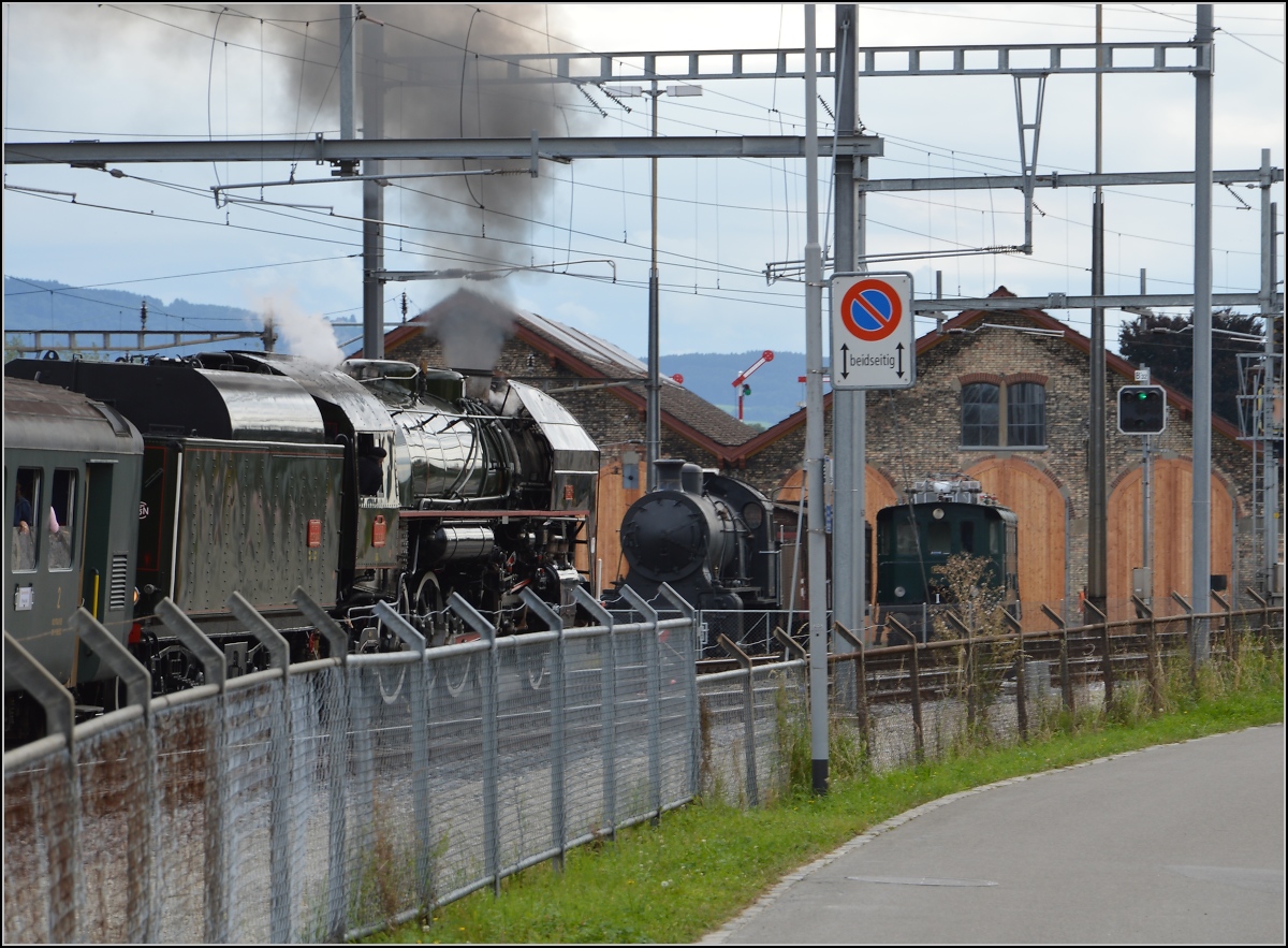 Mikado 141 R 1244 in Romanshorn mit einem Sonderzug nach Brugg. Vor dem Lokorama kommt richtig nostalgische Atmosph�re auf. August 2014.