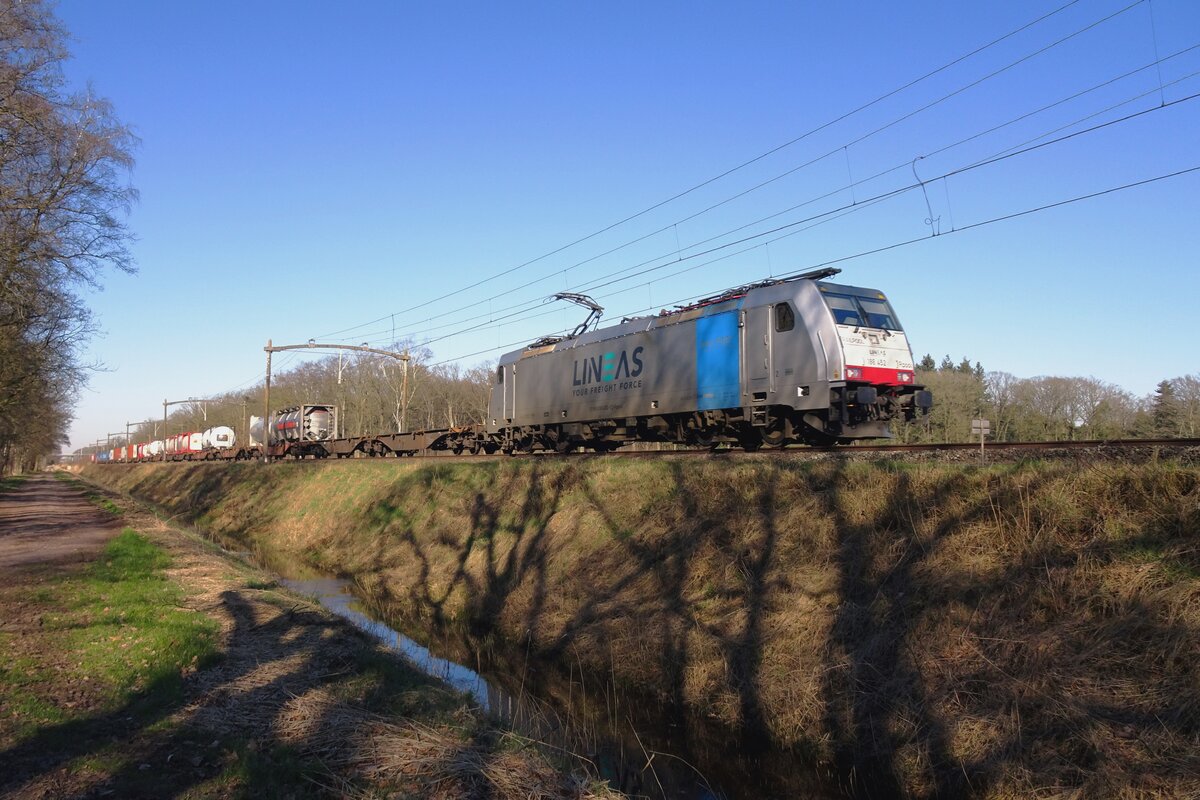 Mischer mit Lineas 186 452 durchfahrt Tilburg Oude Warande am 8 Mrz 2022.