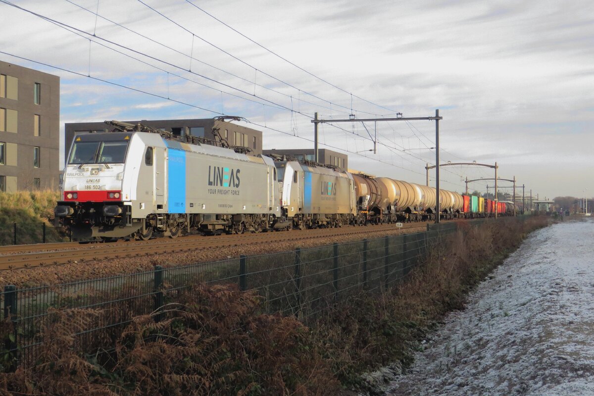 Mischguterzug mit 186 502 durchfahrt Tilburg-Reeshof am 22 Dezember 2021.