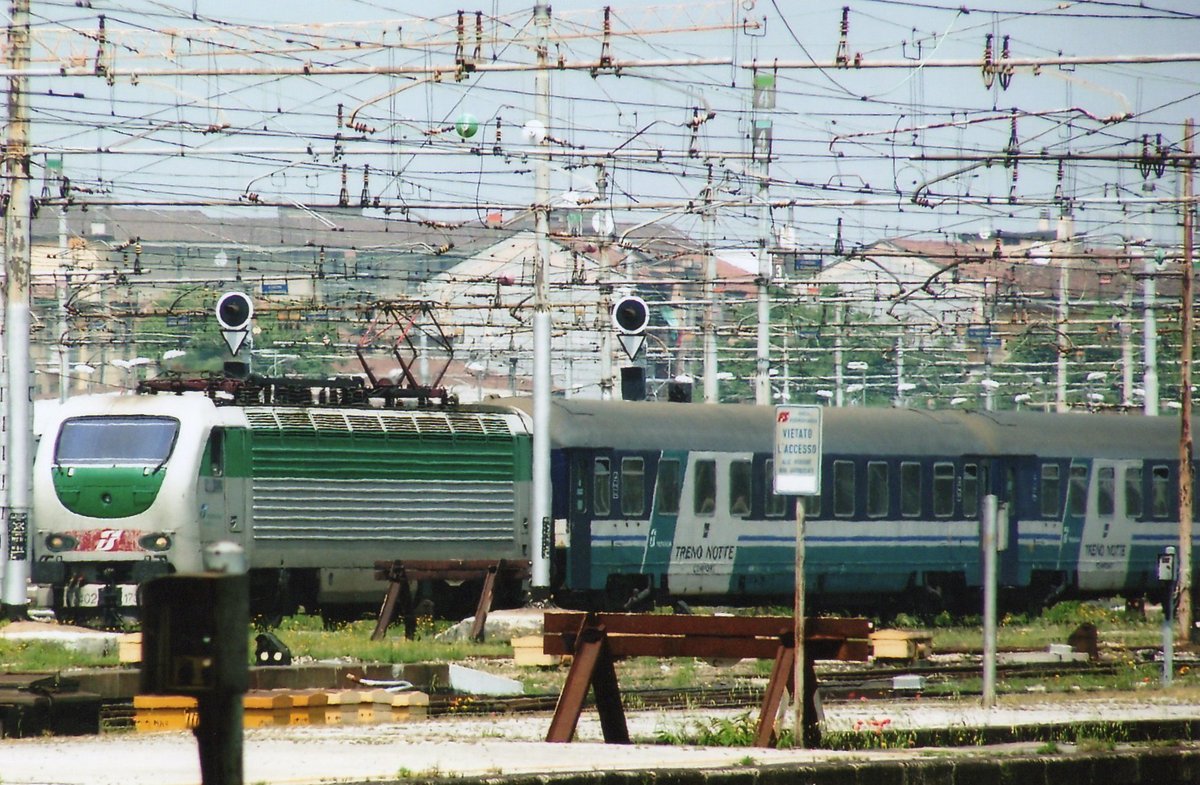 Mit 2 1/2 Stünden Verspätung treft E 402 173 mit ein nachtzug aus Palermo (Sizilien) am 17 Juni 2001 in MIlano Centrale ein.