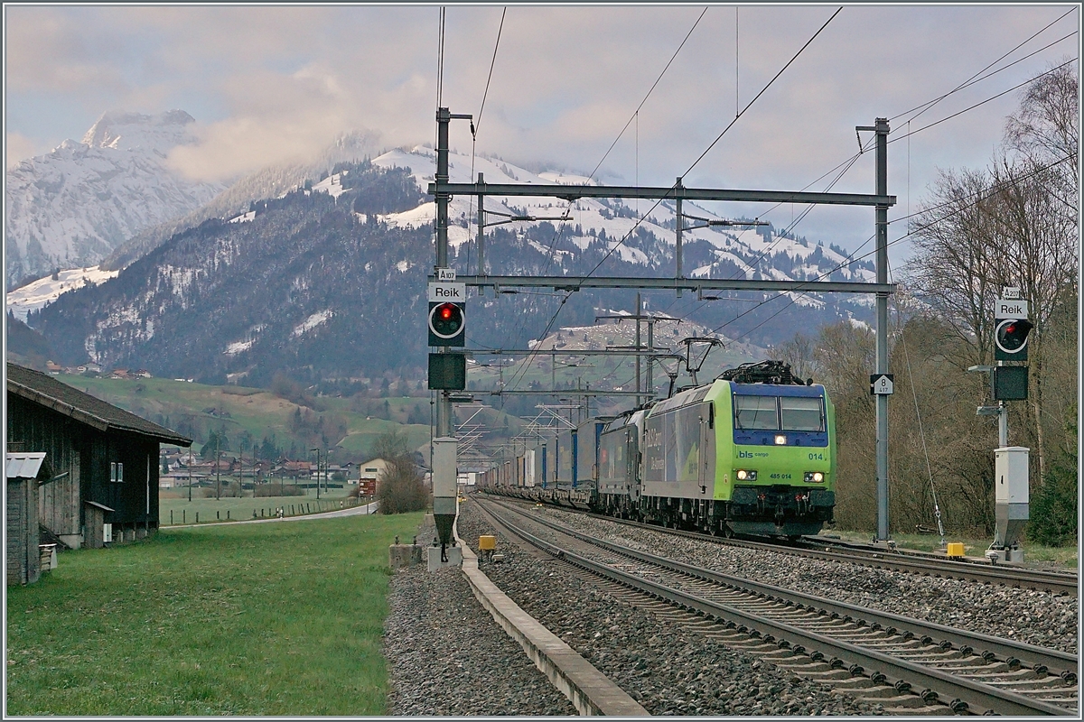Mit der BLS Re 485 014 an der Spitze erreicht ein Transitgüterzug in Richtung Norden den Bahnhof von Mülenen. 

14. April 2021