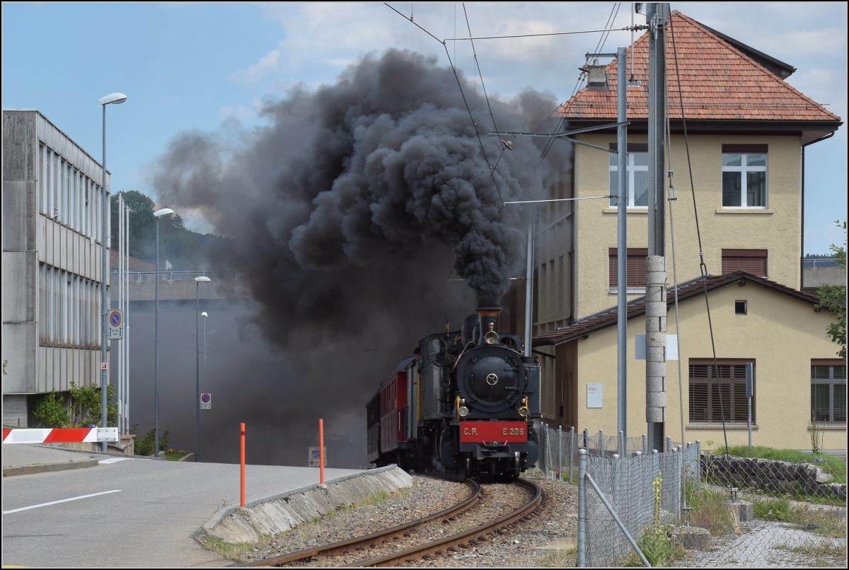 Mit der E 206 nach Tavannes. La Traction Sonderzug in Tramelan. August 2019.